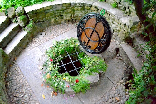 Der Heilbrunnen Chalice-Well im südenglischen Glastonbury - ewigeweisheit.de